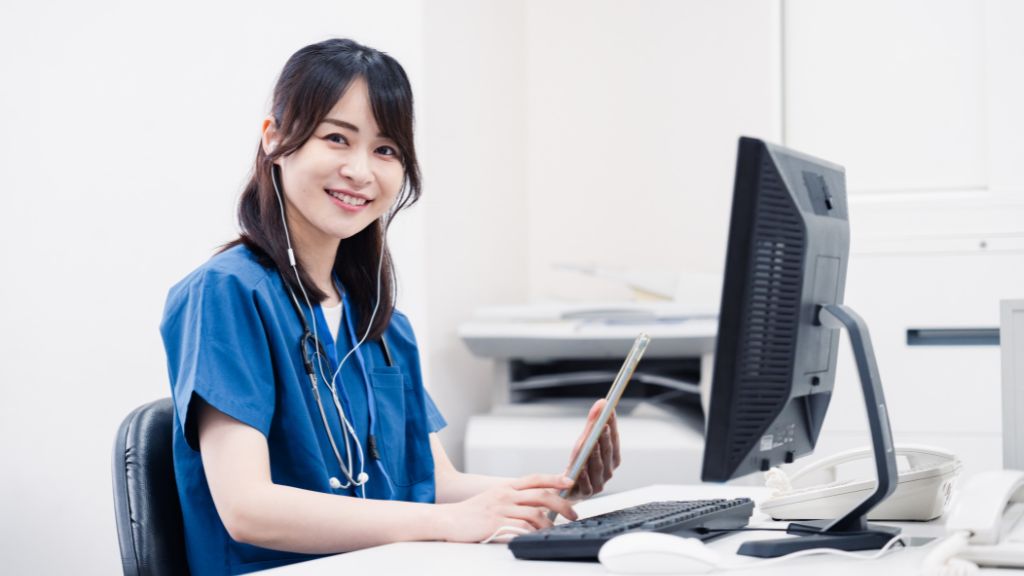 カルテ入力する女性医師