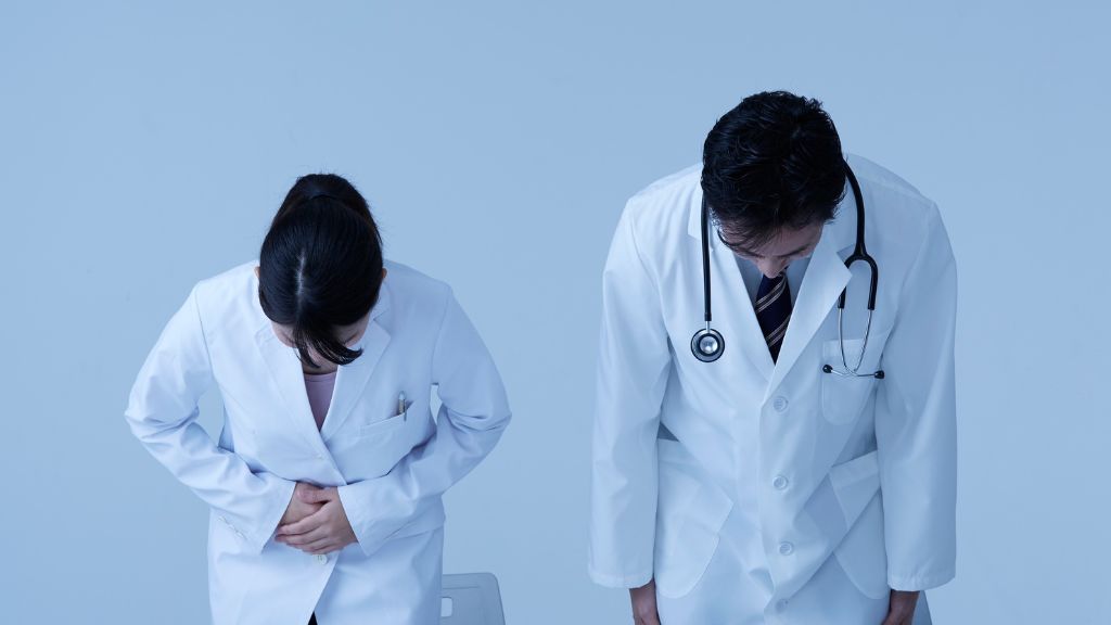 謝罪する医師