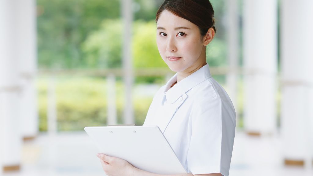 看護師真剣な表情