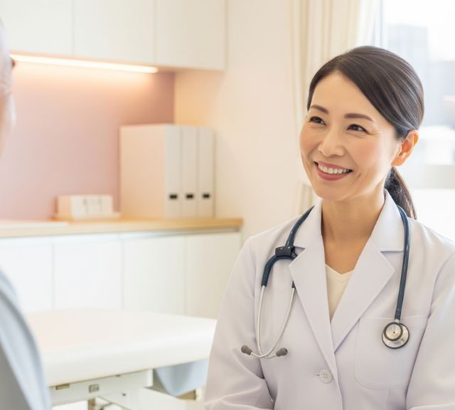 笑顔で対応する女性医師
