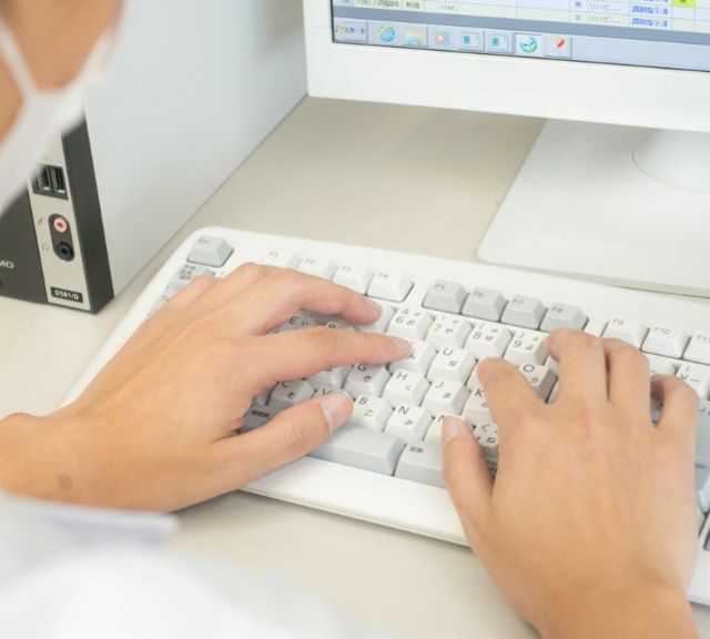キーボードで電子カルテ入力をする様子