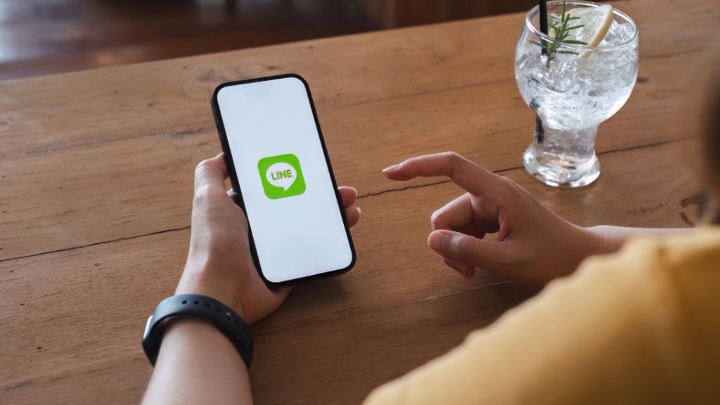 「LINE」のアイコンが表示されているスマートフォンの画面