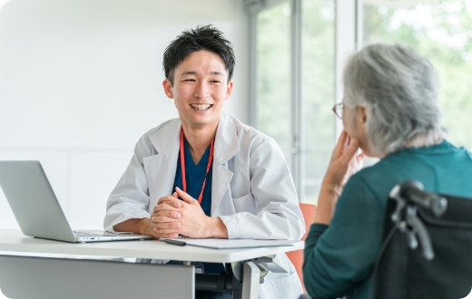 患者に向き合う医師