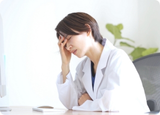 頭を抱える医師