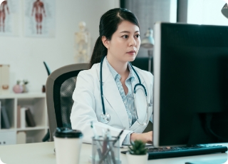 パソコンに集中する医師