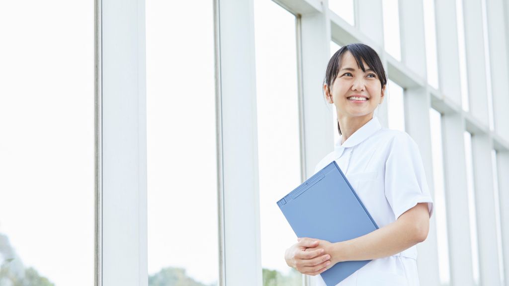 笑顔で見上げる看護師