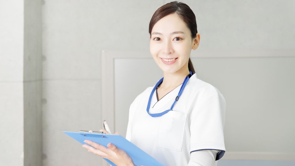 クリップボードを持ち微笑む女性