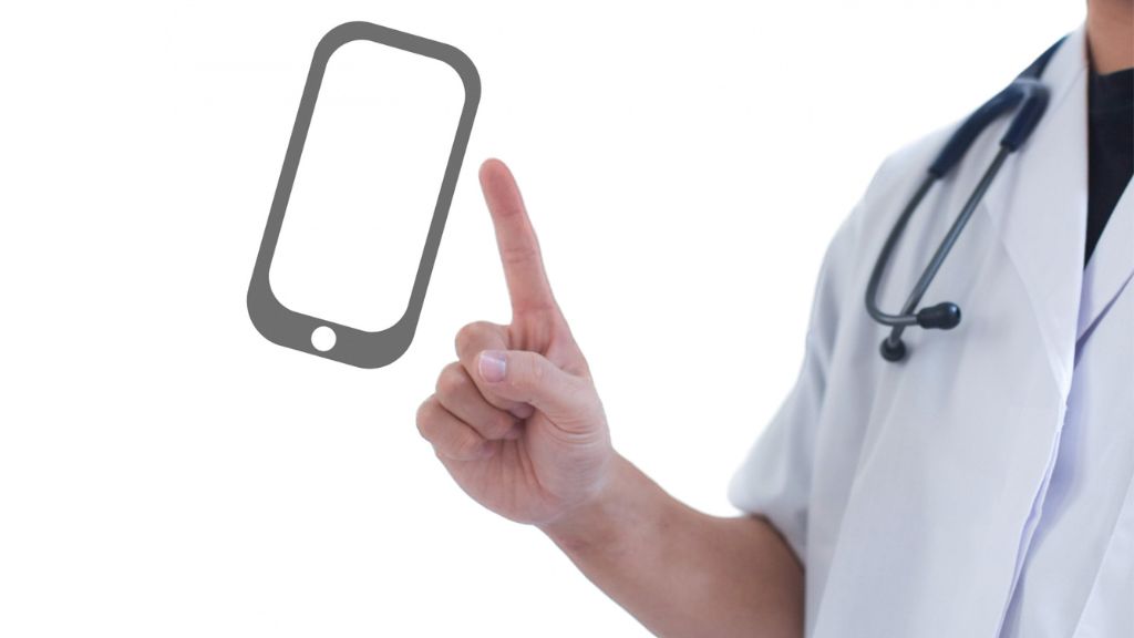 スマートフォンを指さす医師