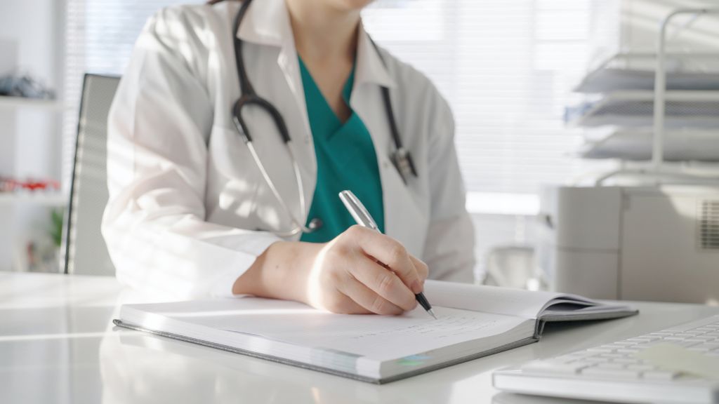 記録を取る医師
