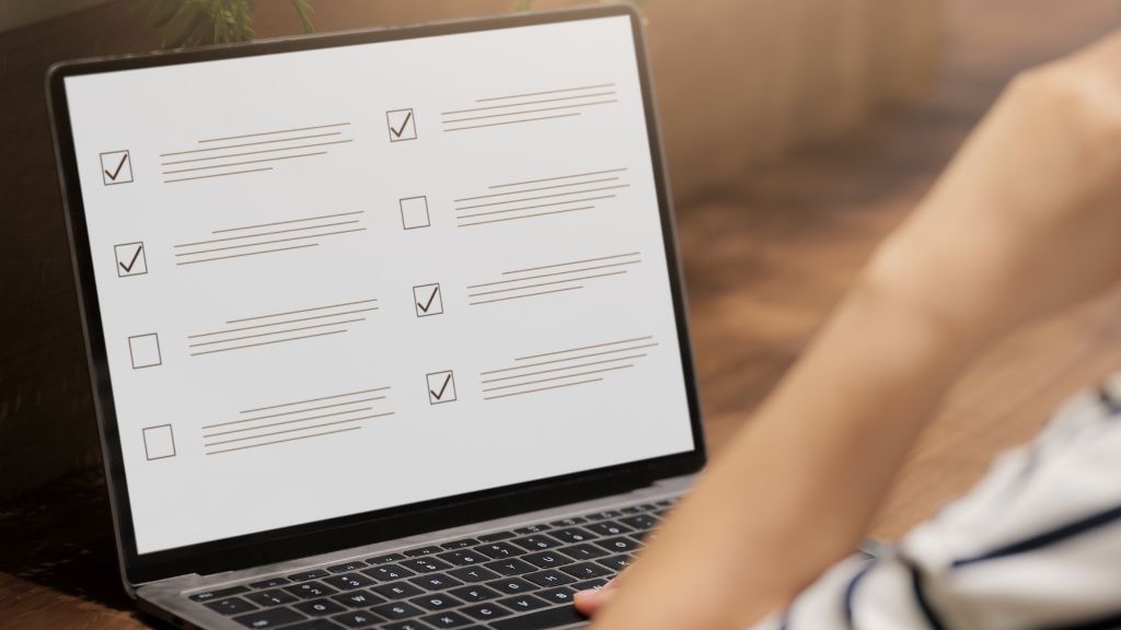 チェック項目が映し出されたパソコンの画面