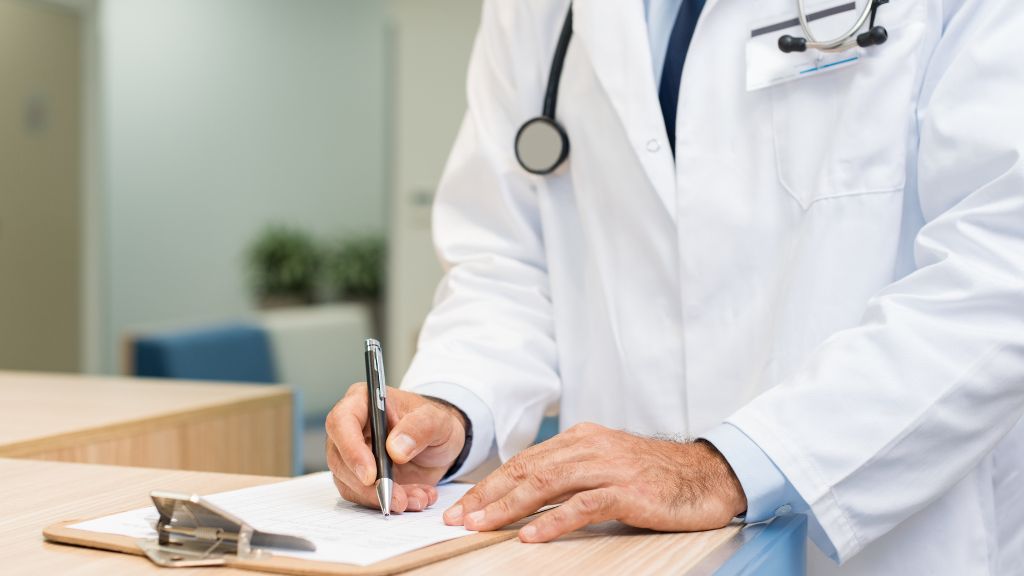 書類を書く医師