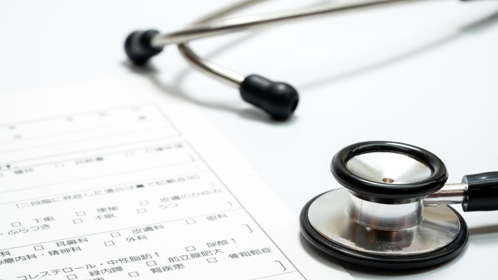 問診表と聴診器