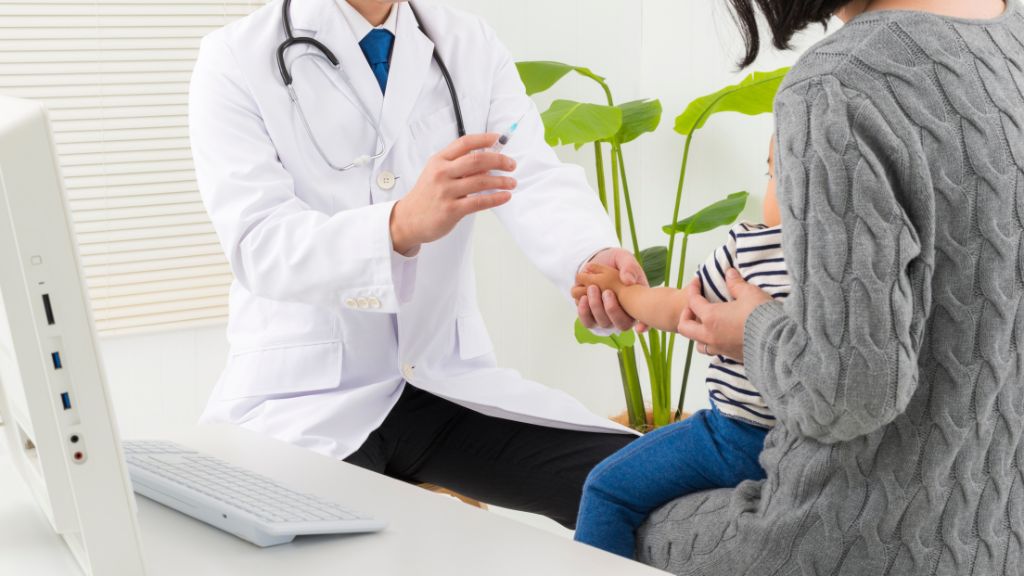 親子に説明する医師