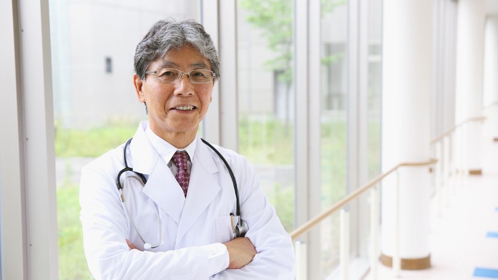 腕組みする医師