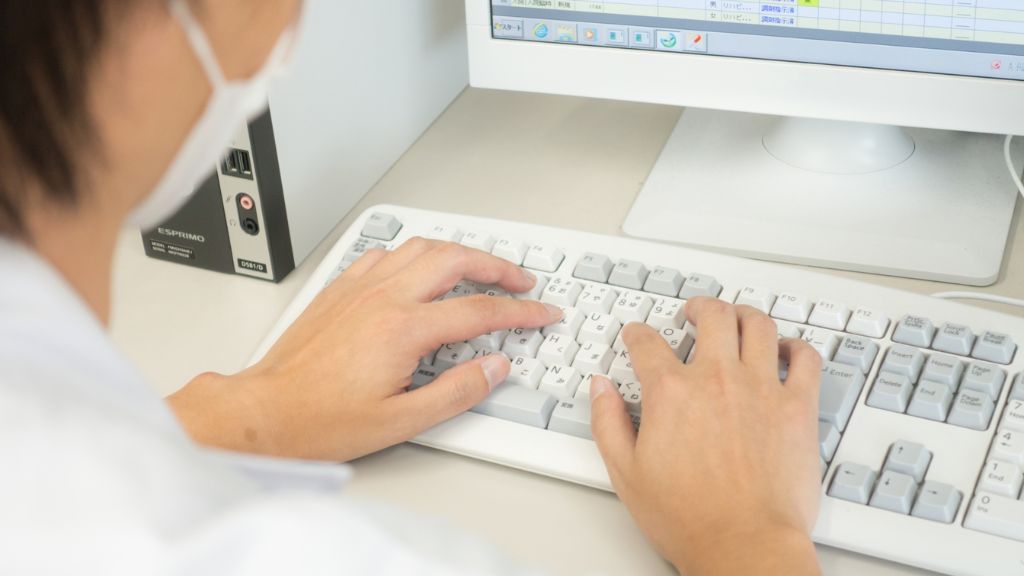 キーボードで電子カルテ入力をする様子