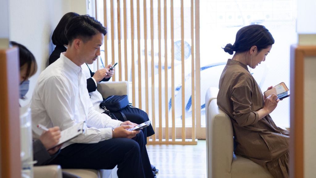 待合室で待つ患者