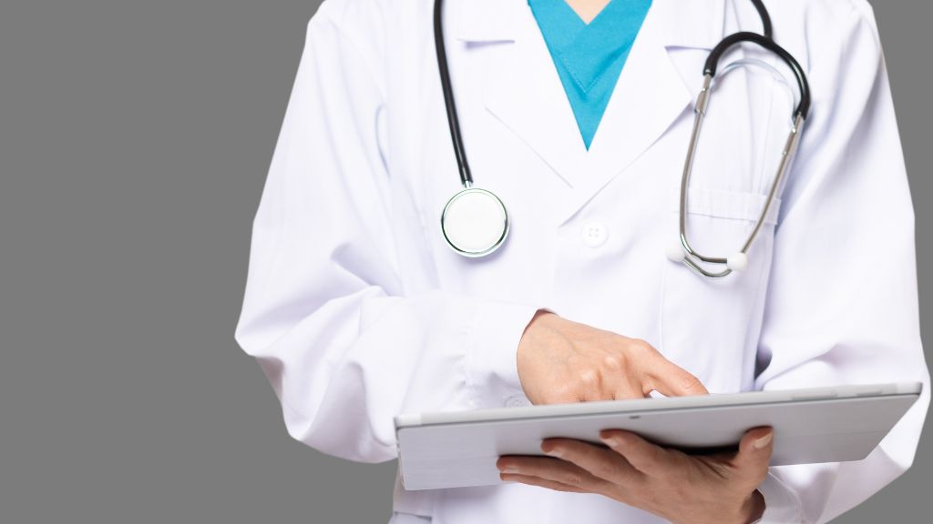 電子カルテを操作する医師