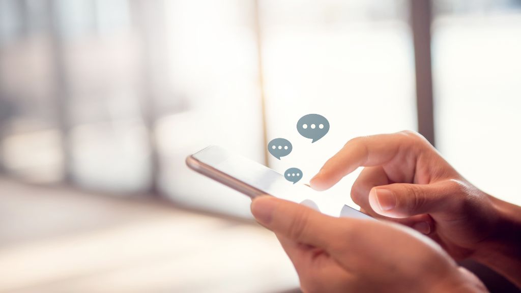 メッセージアプリでやりとりをしている人のイメージ