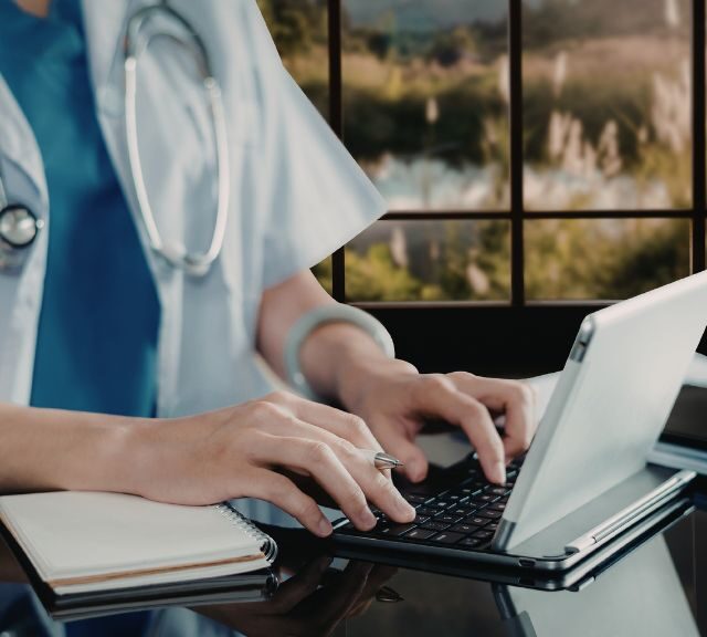 電子カルテを入力する医師