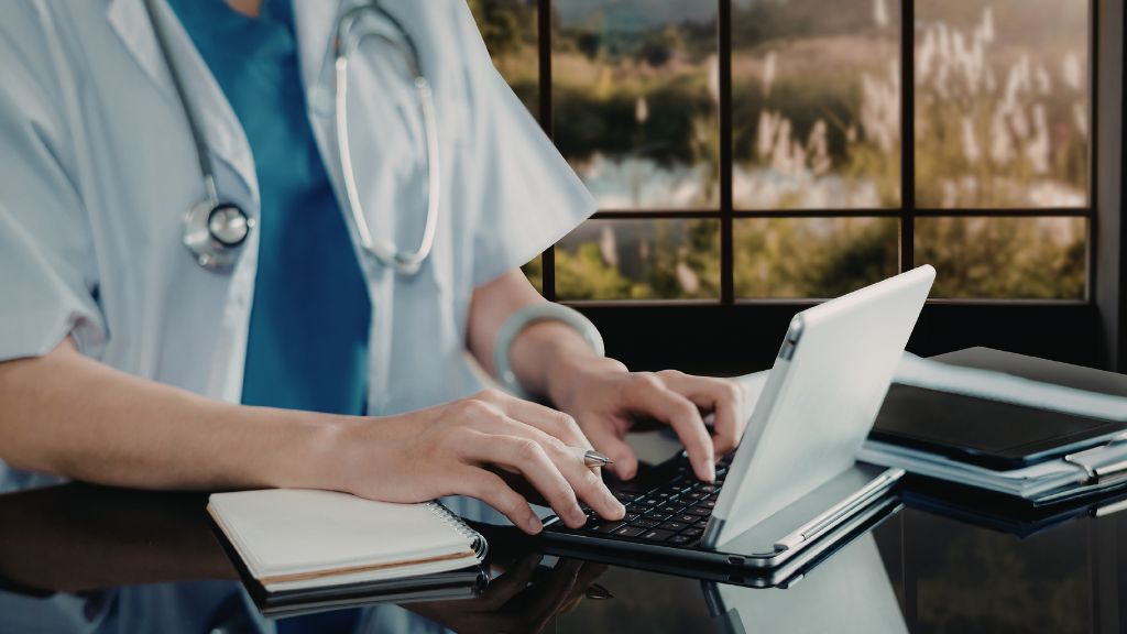 電子カルテを入力する医師