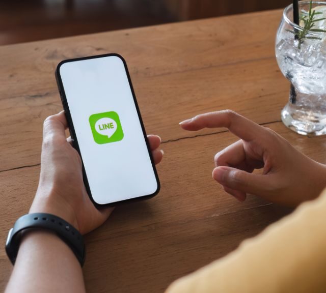 「LINE」のアイコンが表示されているスマートフォンの画面